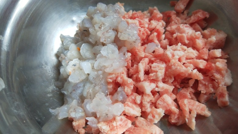 花开富贵黄面蒸饺,肉馅是冰冻的来不急化开,用刀切成小块,<a style='color:red;display:inline-block;' href='/shicai/ 287'>虾仁</a>剁成小块。