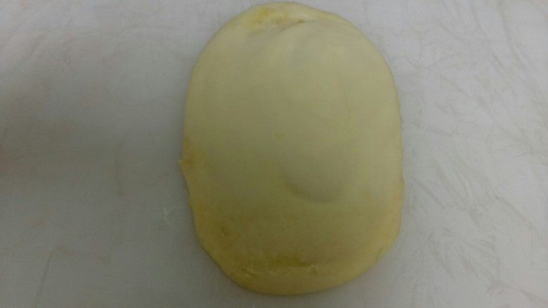 红糖酥饼,用手压扁擀成长方形,翻过再擀,尽量擀薄点。