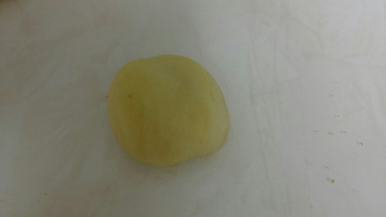 红糖酥饼,用手团圆,再压扁。