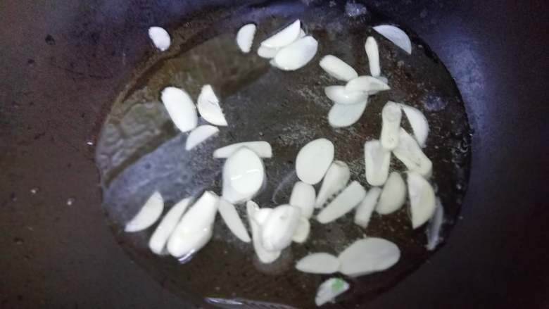 炝鳝丝,锅内多油,入蒜片,开中火。