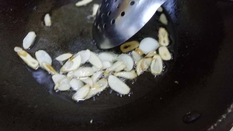 炝鳝丝,炸至蒜片金黄色,捞出蒜片,剩底油。