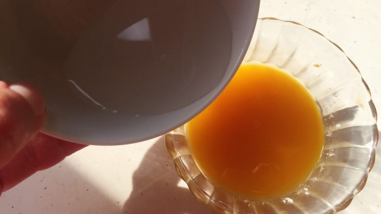 百香果慕斯杯,3g的吉利丁片加冷水泡软后加热至溶化，然后倒入百香果果汁里，搅拌均匀