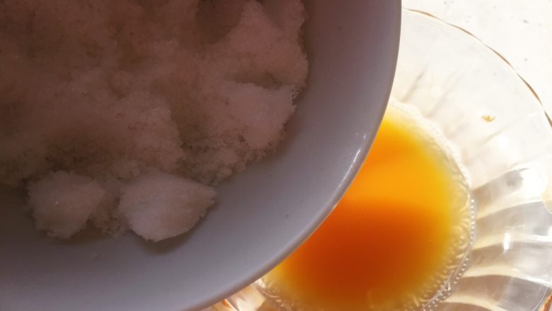 百香果慕斯杯,滤出的百香果果汁加30g细砂糖