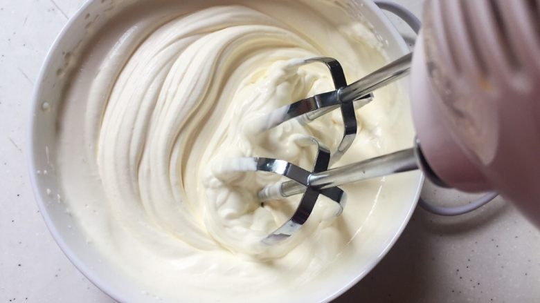 百香果慕斯杯,打发至表面出现纹路的浓稠状态就可以，不用完全打发