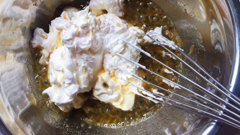 百香果慕斯杯,加入打发好的淡奶油