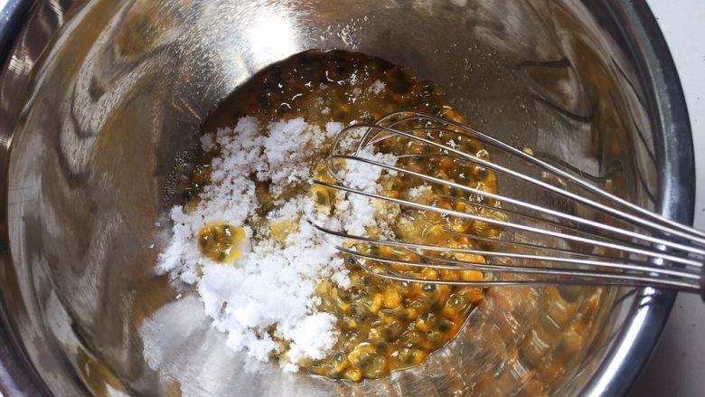 百香果慕斯杯,搅拌均匀