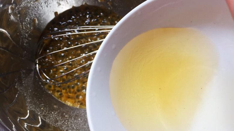 百香果慕斯杯,泡软的吉利丁片连同浸泡的水一起隔水加热至溶化，然后倒入百香果果肉里