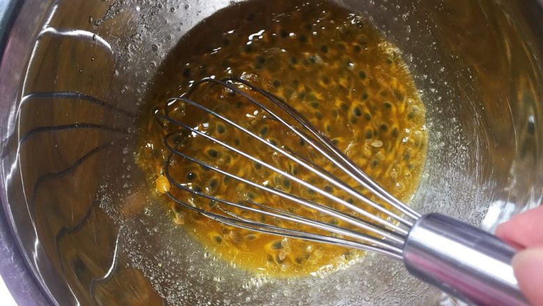 百香果慕斯杯,搅拌均匀