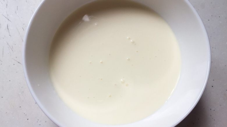 百香果慕斯杯,<a style='color:red;display:inline-block;' href='/shicai/ 8197'>淡奶油</a>准备打发