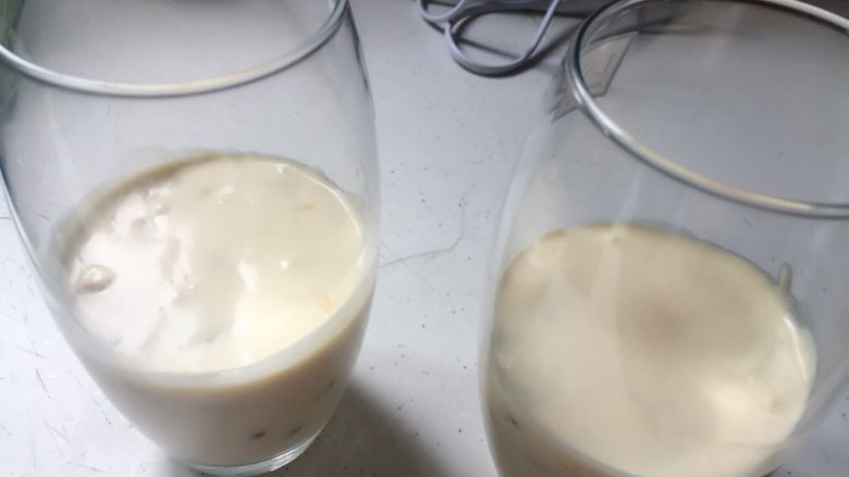 百香果慕斯杯,倒入容器中，冰箱冷藏3小时