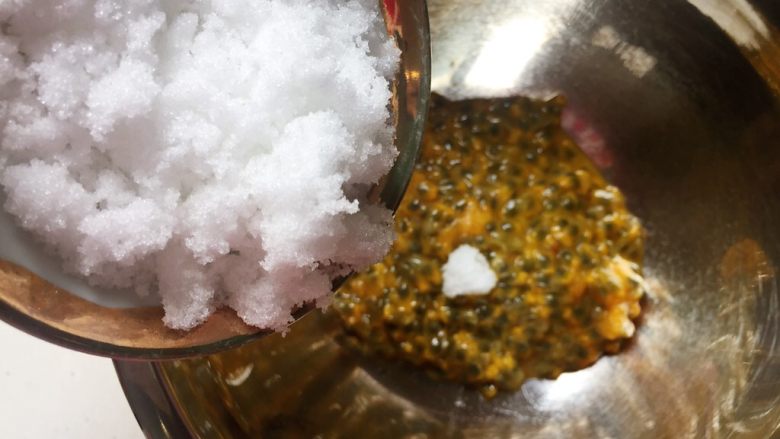 百香果慕斯杯,细砂糖加入百香果果肉里