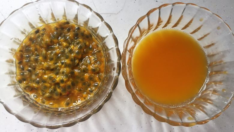 百香果慕斯杯,<a style='color:red;display:inline-block;' href='/shicai/ 2068'>百香果</a>果肉、果汁分离