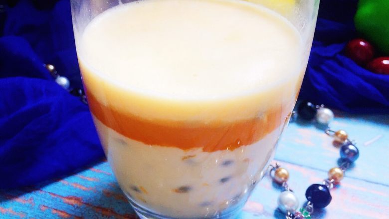 百香果慕斯杯,加淡奶油的部分很绵软，果汁部分有点Q Q的，酸甜可口，非常爽口