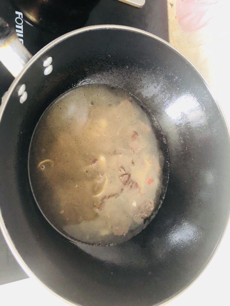 牛肉烧白菜
,继续放水，将牛肉淹没在水里，加入<a style='color:red;display:inline-block;' href='/shicai/ 691'>辣椒酱</a>，盖上锅盖，继续烧