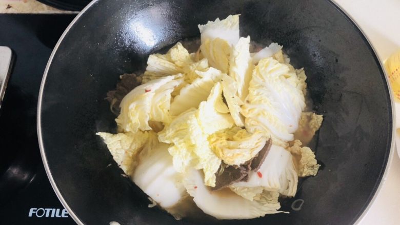 牛肉烧白菜
,水烧开后，放大<a style='color:red;display:inline-block;' href='/shicai/ 114'>白菜</a>，加盐，盖上锅盖继续烧