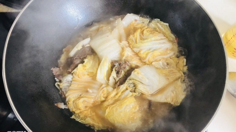 牛肉烧白菜
,锅烧开，白菜也吸收汤汁变焉了，就可以关火了