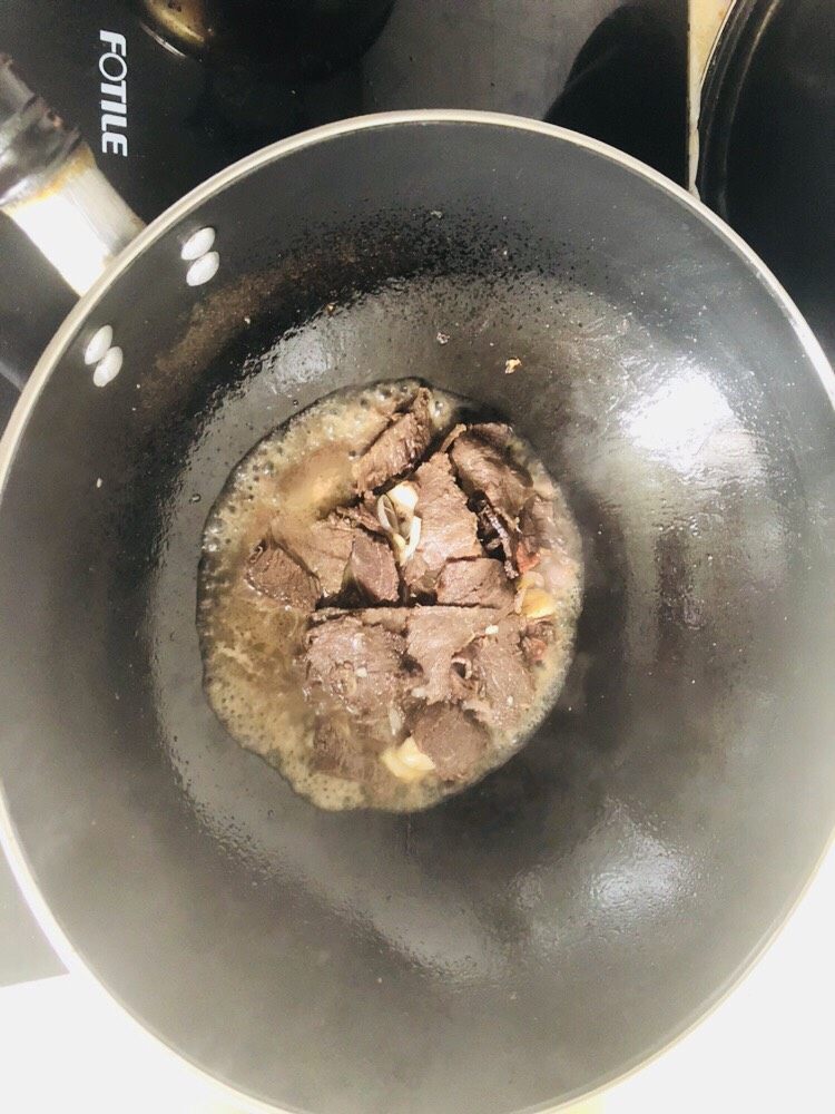 牛肉烧白菜
,加好所有佐料后，加一点点水，烧到锅中心冒泡