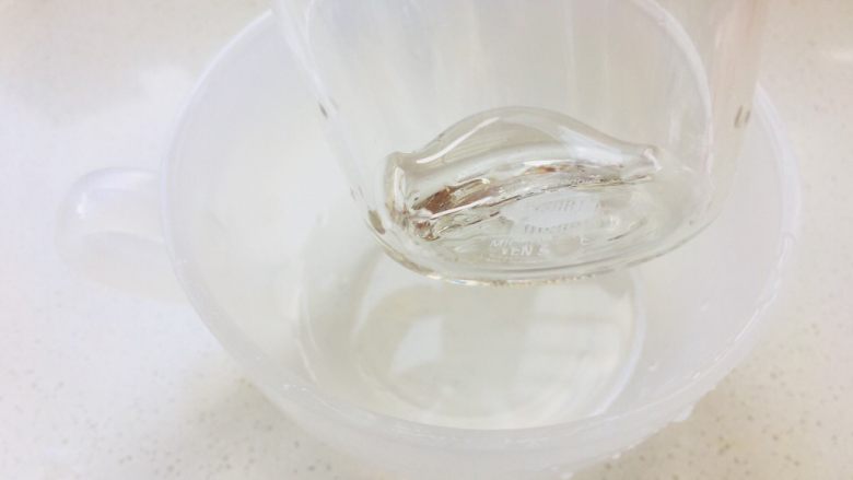 KITTY柠檬海绵(镜面淋面),将水饴隔水加热至流动性较强时,取出。