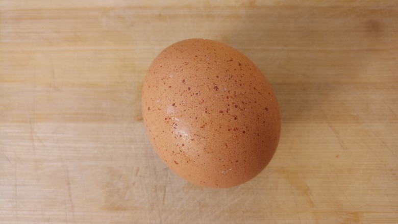 虾仁滑蛋,先准备一个<a style='color:red;display:inline-block;' href='/shicai/ 9'>鸡蛋</a>。