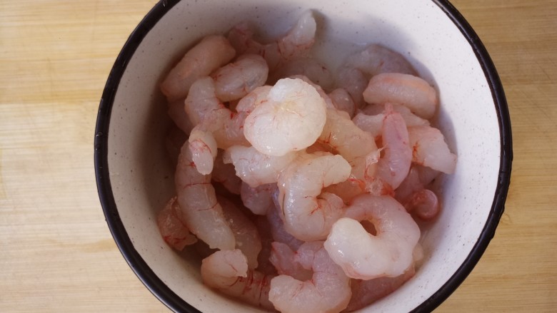 虾仁滑蛋,然后把<a style='color:red;display:inline-block;' href='/shicai/ 287'>虾仁</a>准备好。