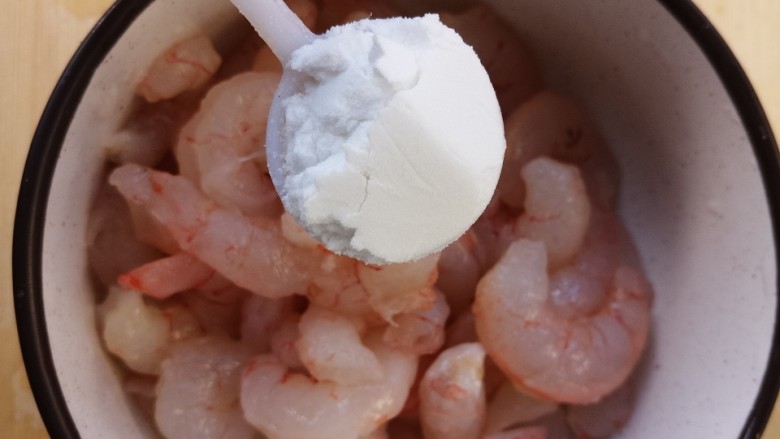 虾仁滑蛋,然后放入一勺淀粉。