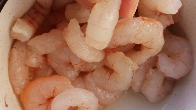 虾仁滑蛋,那虾仁的虾线去掉。