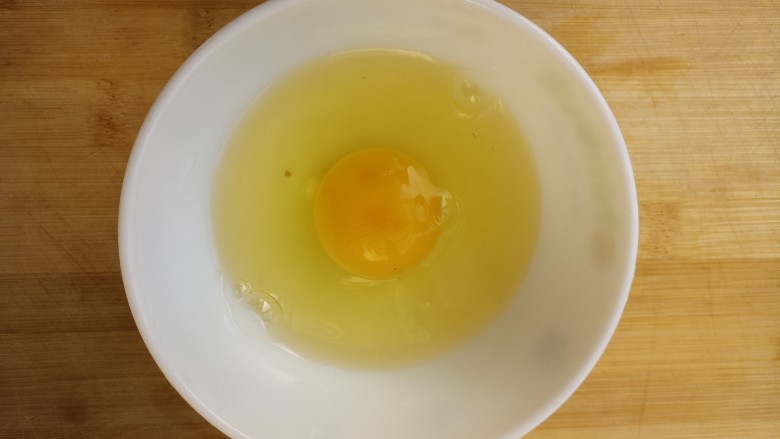 虾仁滑蛋,把鸡蛋打入碗中。