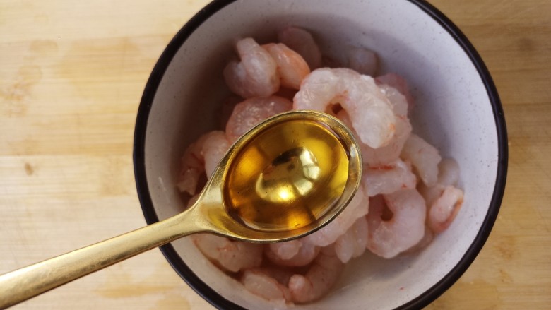 虾仁滑蛋,再放一勺<a style='color:red;display:inline-block;' href='/shicai/ 718'>料酒</a>。