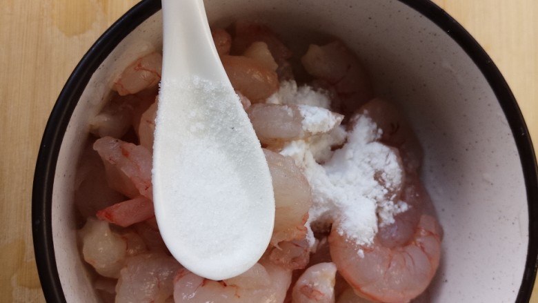 虾仁滑蛋,再放一勺盐。