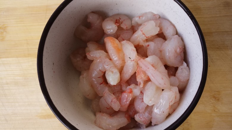 虾仁滑蛋,腌十分钟左右。