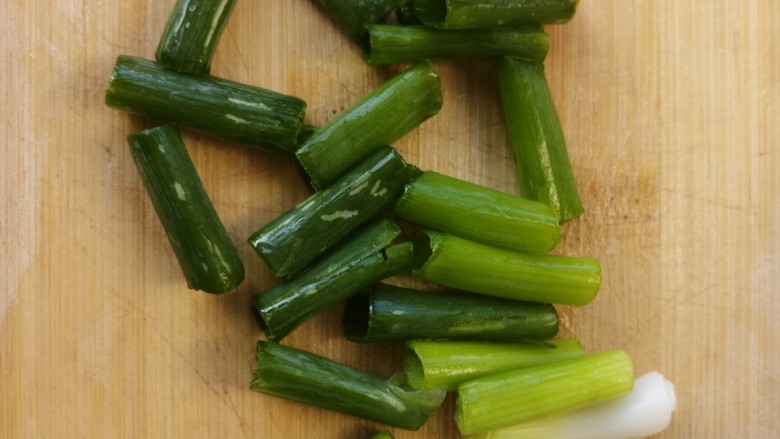 虾仁滑蛋,然后把葱切成小段儿。