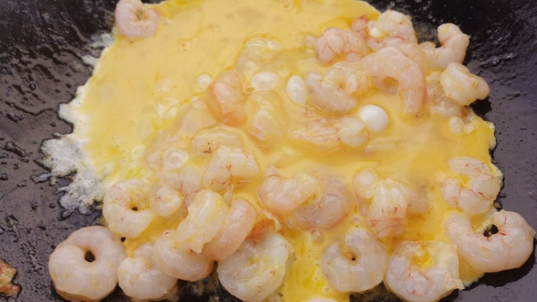 虾仁滑蛋,开小火，倒入鸡蛋液。