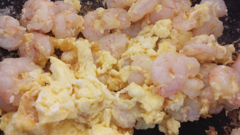 虾仁滑蛋,在鸡蛋液凝固之后，开始翻炒。