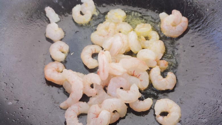 虾仁滑蛋,锅里热油，先把虾仁炒熟。