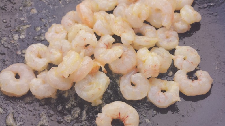 虾仁滑蛋,翻炒一分钟左右。