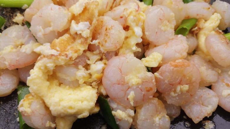 虾仁滑蛋,继续炒匀就可以出锅了。