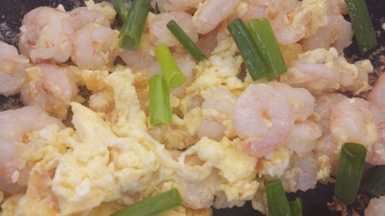 虾仁滑蛋,再加入葱段。