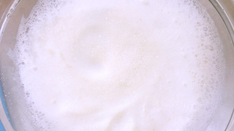 虎皮蛋糕,打发至浓稠状态,加入第二次砂糖