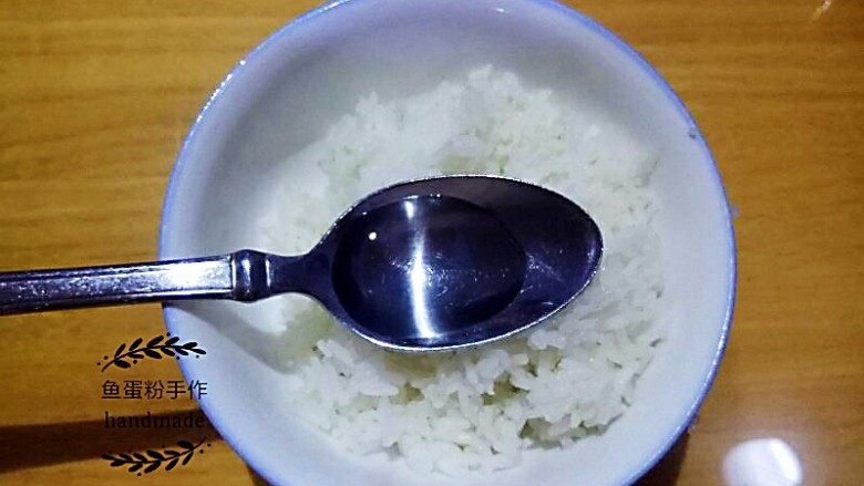 奇异果萝卜饭团,在放量的<a style='color:red;display:inline-block;' href='/shicai/ 507'>米饭</a>里加入适量的白醋和盐,搅拌均匀。可以试一下味道,适当的增加调料。拌制自己喜欢的味道。