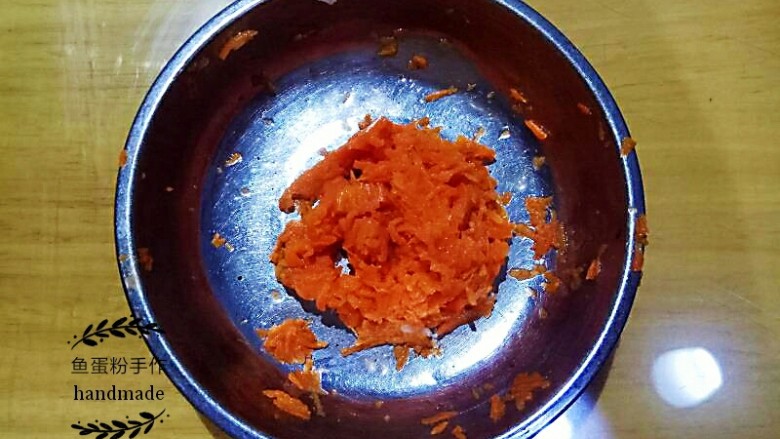 奇异果萝卜饭团,我萝卜隔水蒸熟,然后把萝卜切碎。或者用搅拌机搅成萝卜泥。