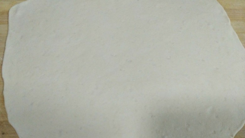 发面葱花饼,揉搓排气,搞成薄饼摊开