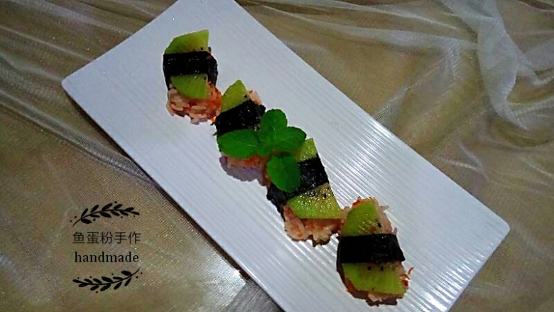 奇异果萝卜饭团,完成!大人吃的话,可以蘸点酱油吃。