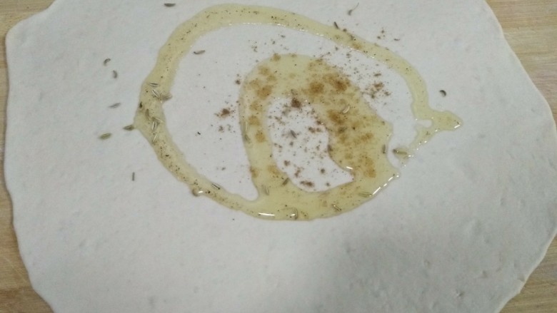 发面葱花饼,洒上适量油,放适量盐,五香粉,茴香