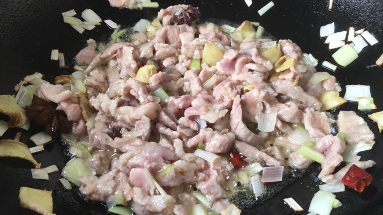 打卤面,放入肉片,炒至颜色发白。