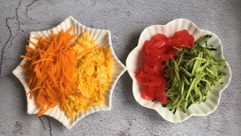 打卤面,准备好蔬菜,切成丝当做菜码拌面用。