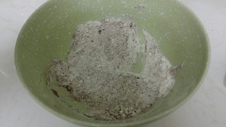 可可味蔓越莓芝麻爆炸头麦芬,搅拌均匀。