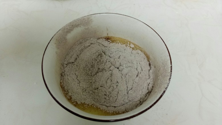 可可味蔓越莓芝麻爆炸头麦芬,过筛到蛋液中。