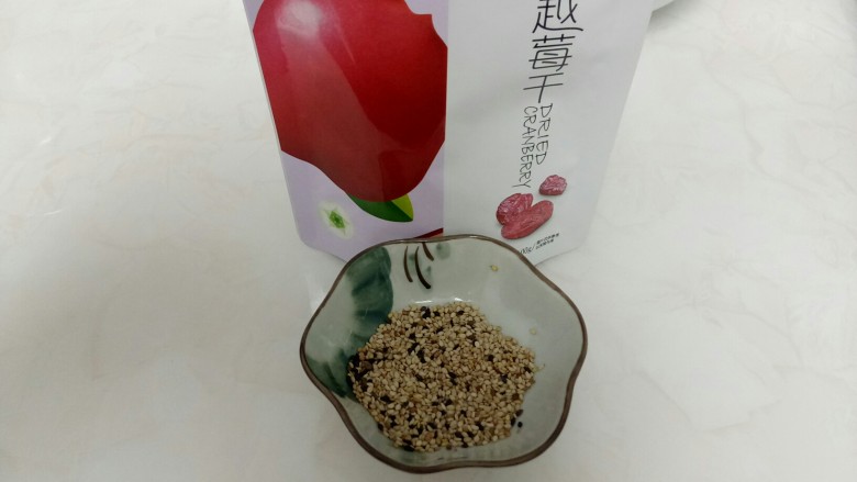 可可味蔓越莓芝麻爆炸头麦芬,<a style='color:red;display:inline-block;' href='/shicai/ 660'>蔓越莓</a>干、芝麻准备好。