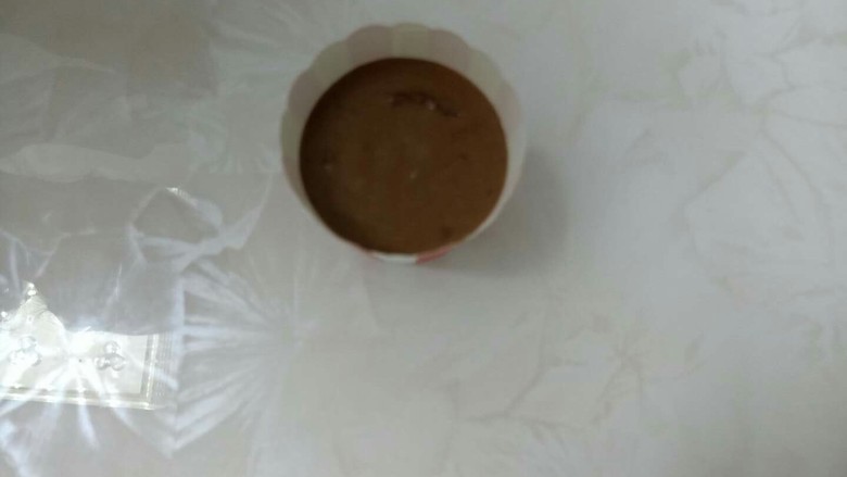 可可味蔓越莓芝麻爆炸头麦芬,再挤入8分满。