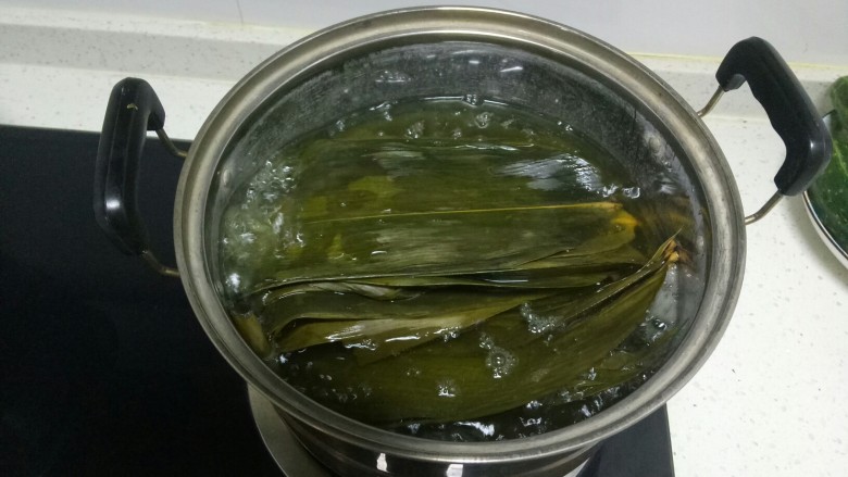 天然水晶多种口味的甜粽子,放入锅中,大火煮开,煮1分钟。